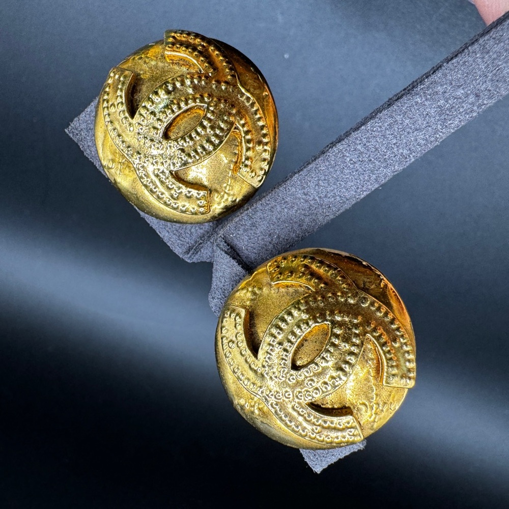 LOT 1260 24K gold plated Chanel hummered earrings - Picture 3 of 16